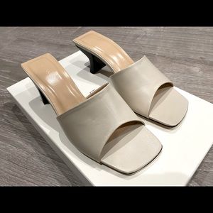 By Far lily mules color: off-white